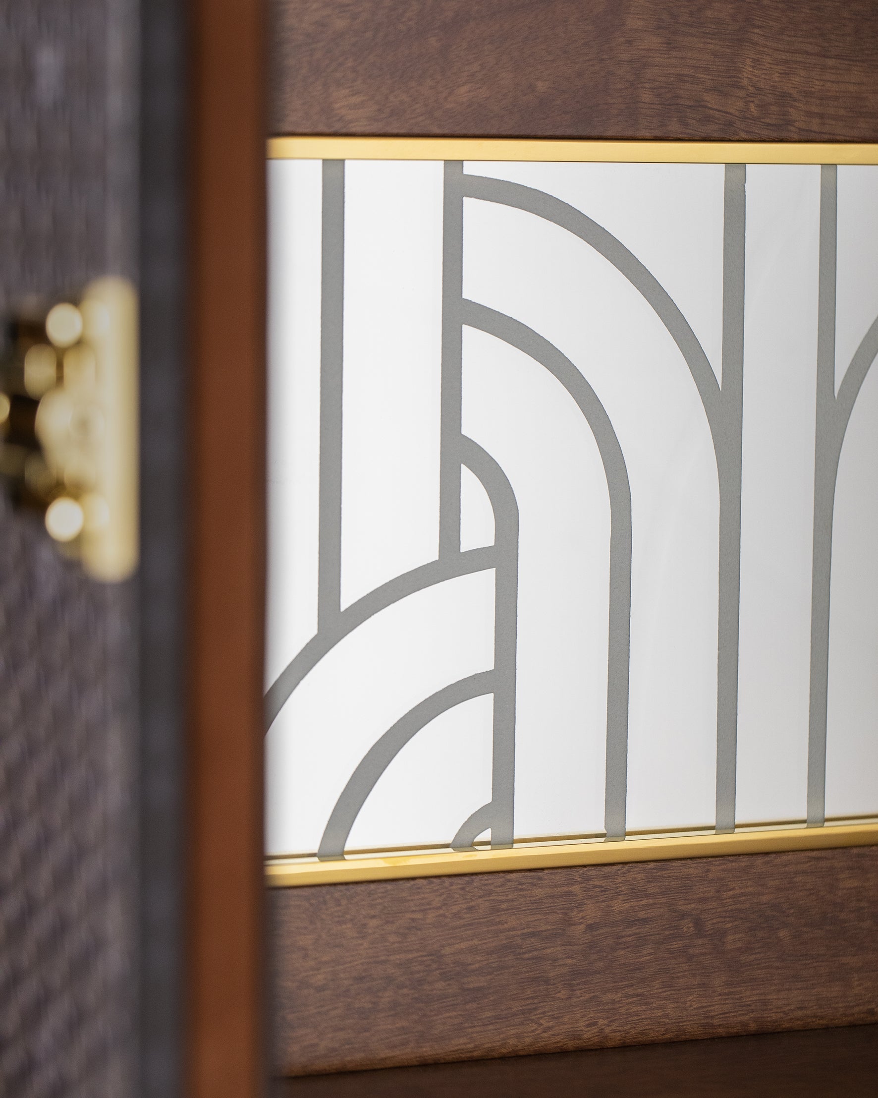 Bernardini Milano vertical large size bar and humidor trunk.- mirror detail