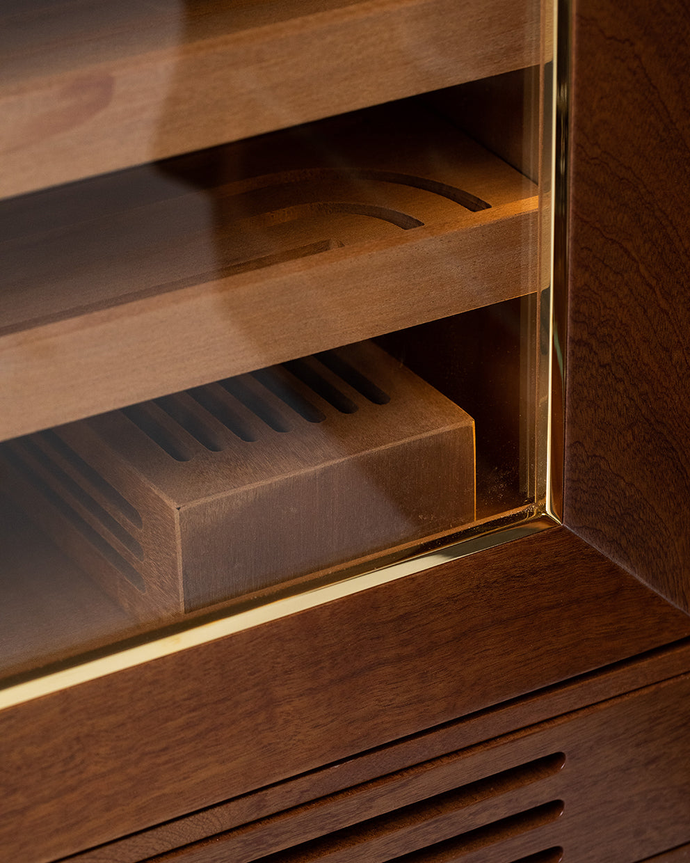 Bernardini Milano vertical large size bar and humidor trunk. - humidor detail