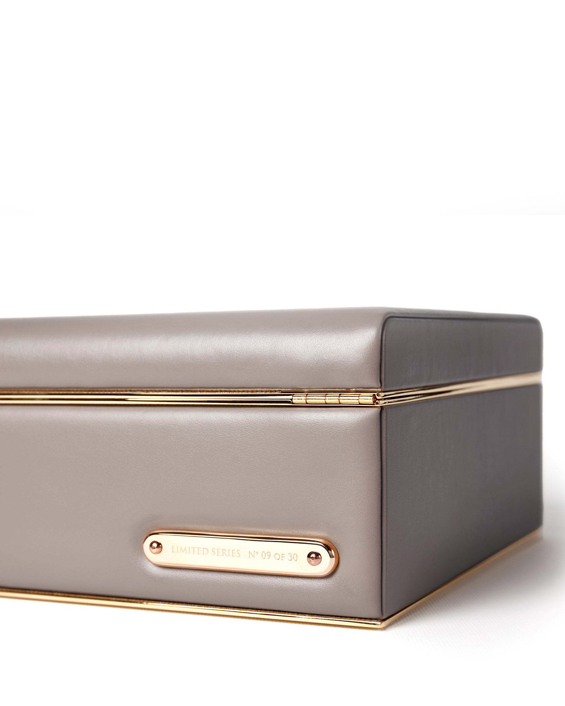 Bernardini Milano jewellery holder of leather, yellow gold plated and silk - limited series target detail