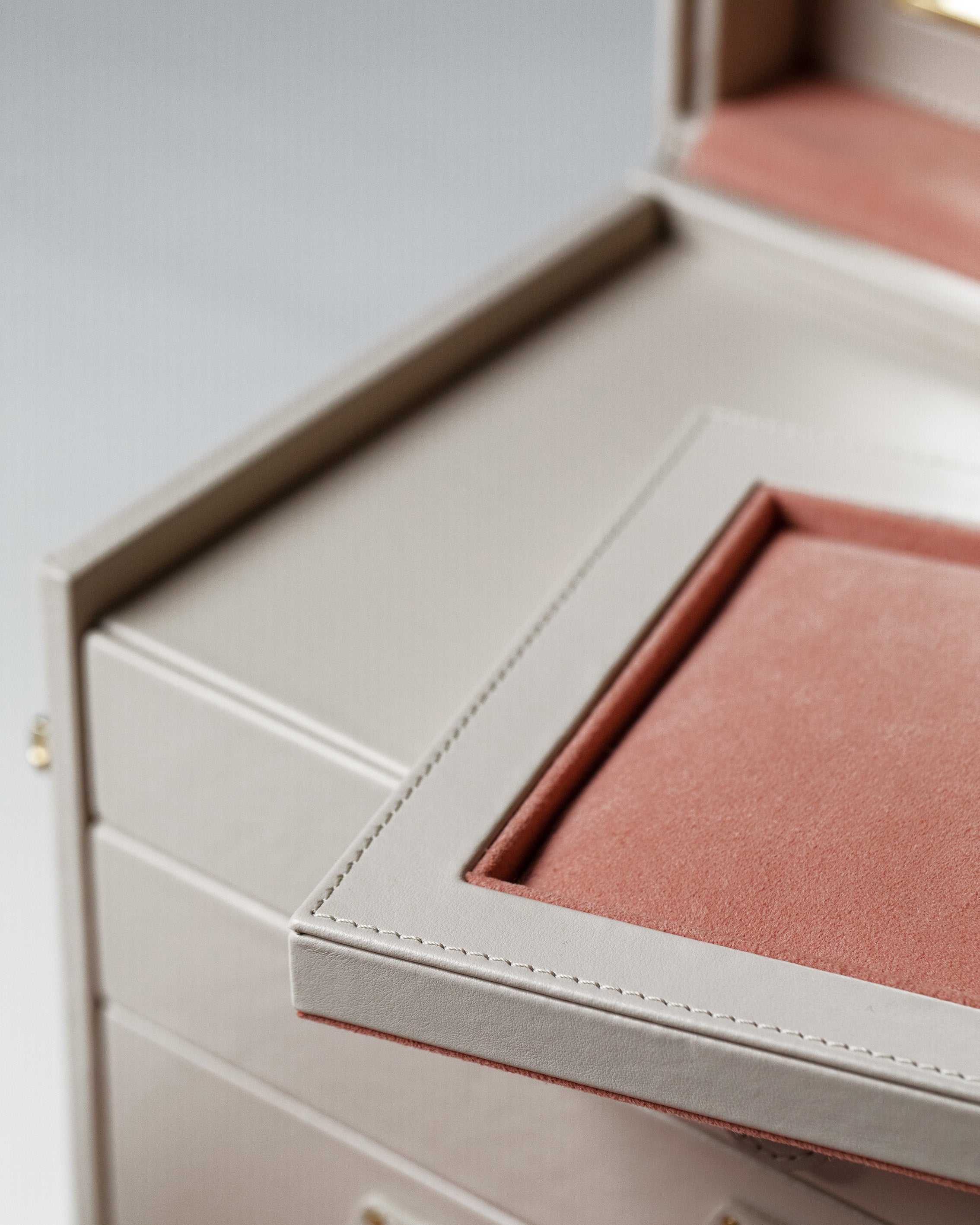 Jewelry Holder Bernardini Milano made of pink leather and alcantara - extractable tray detail