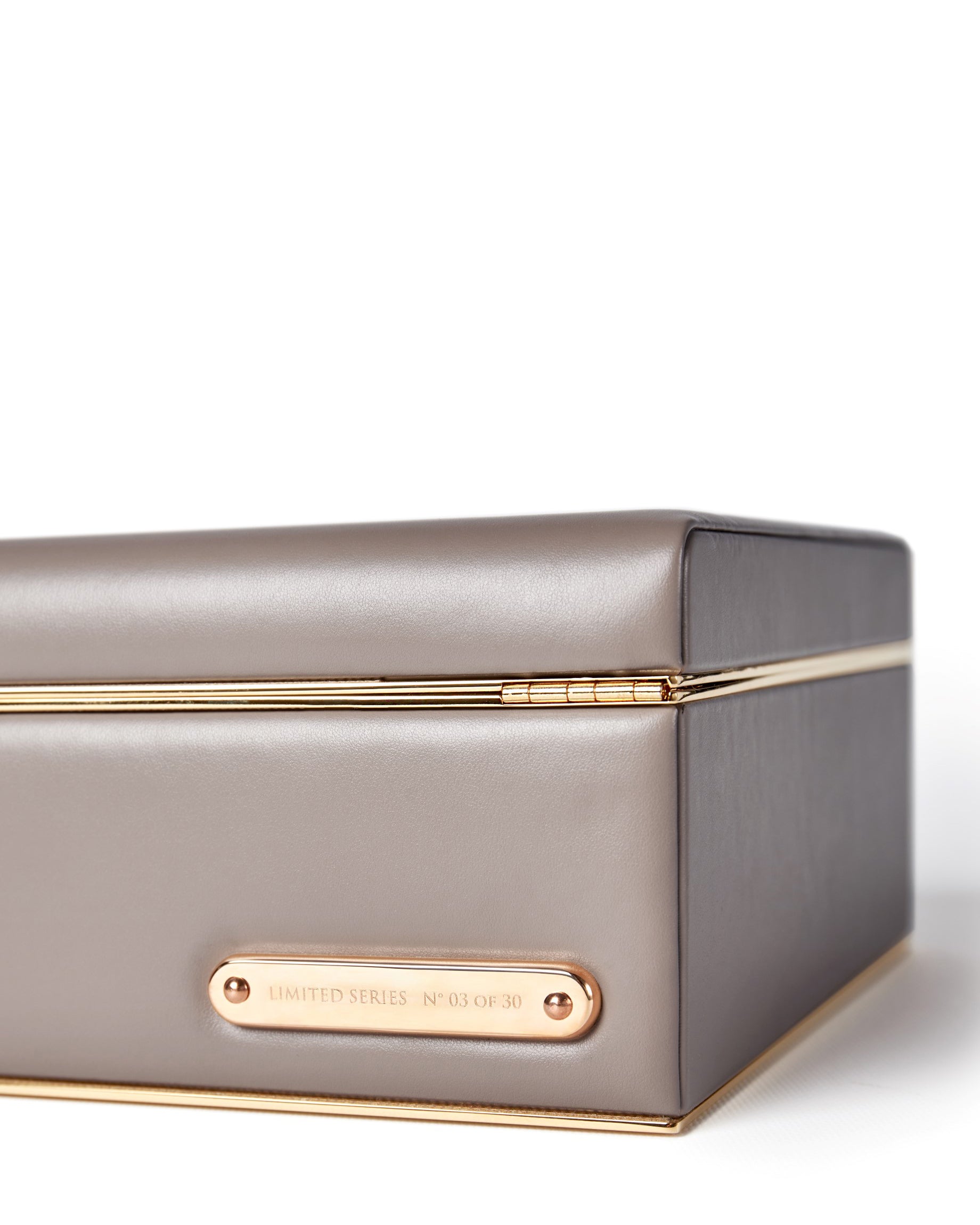 Bernardini Milano jewellery holder of light pink leather, yellow gold plated and silk - limited series target detail