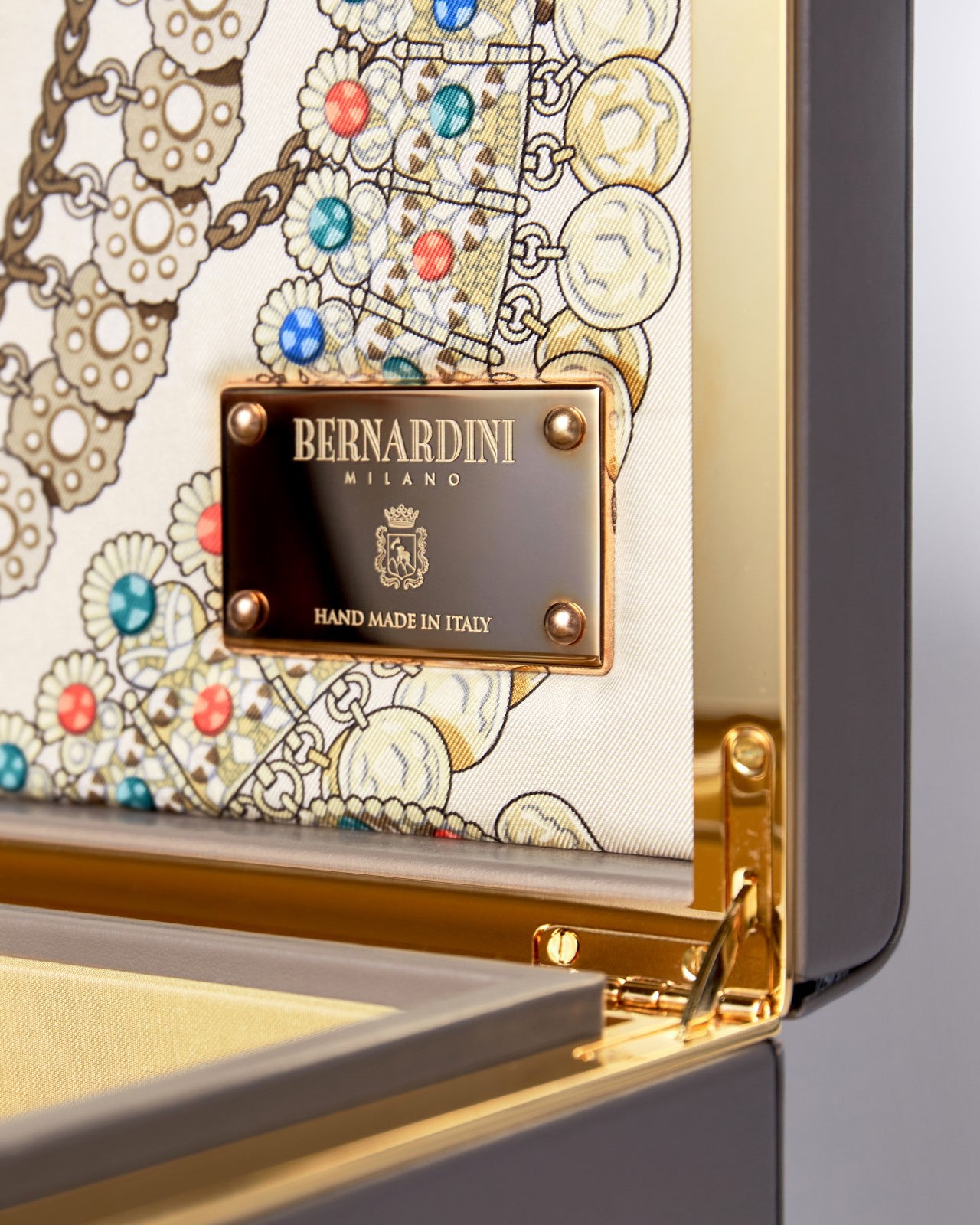 Bernardini Milano jewellery holder of light pink leather, yellow gold plated and silk - bernardini milano target detail