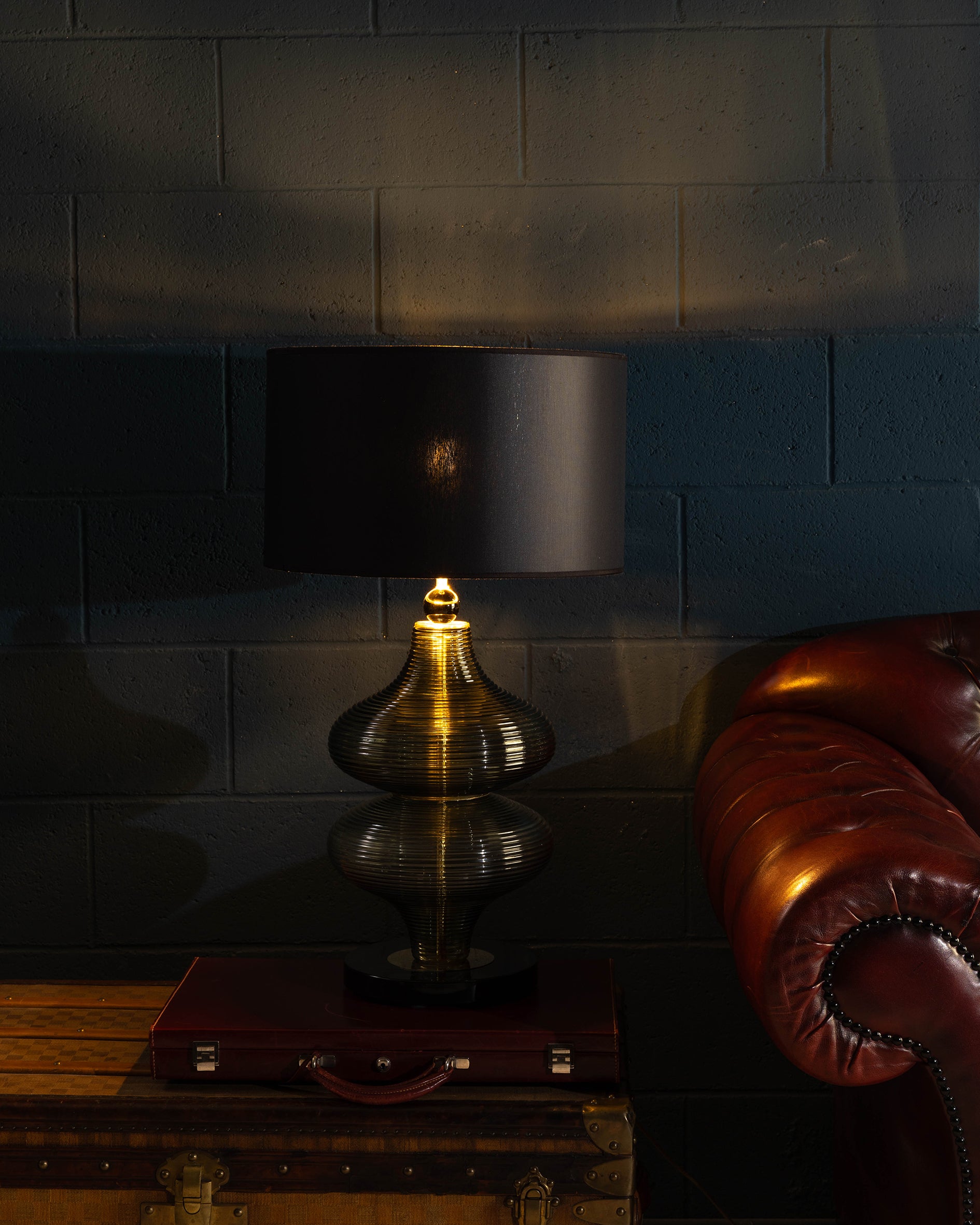 Vintage table lamp set in opaline and Murano glass