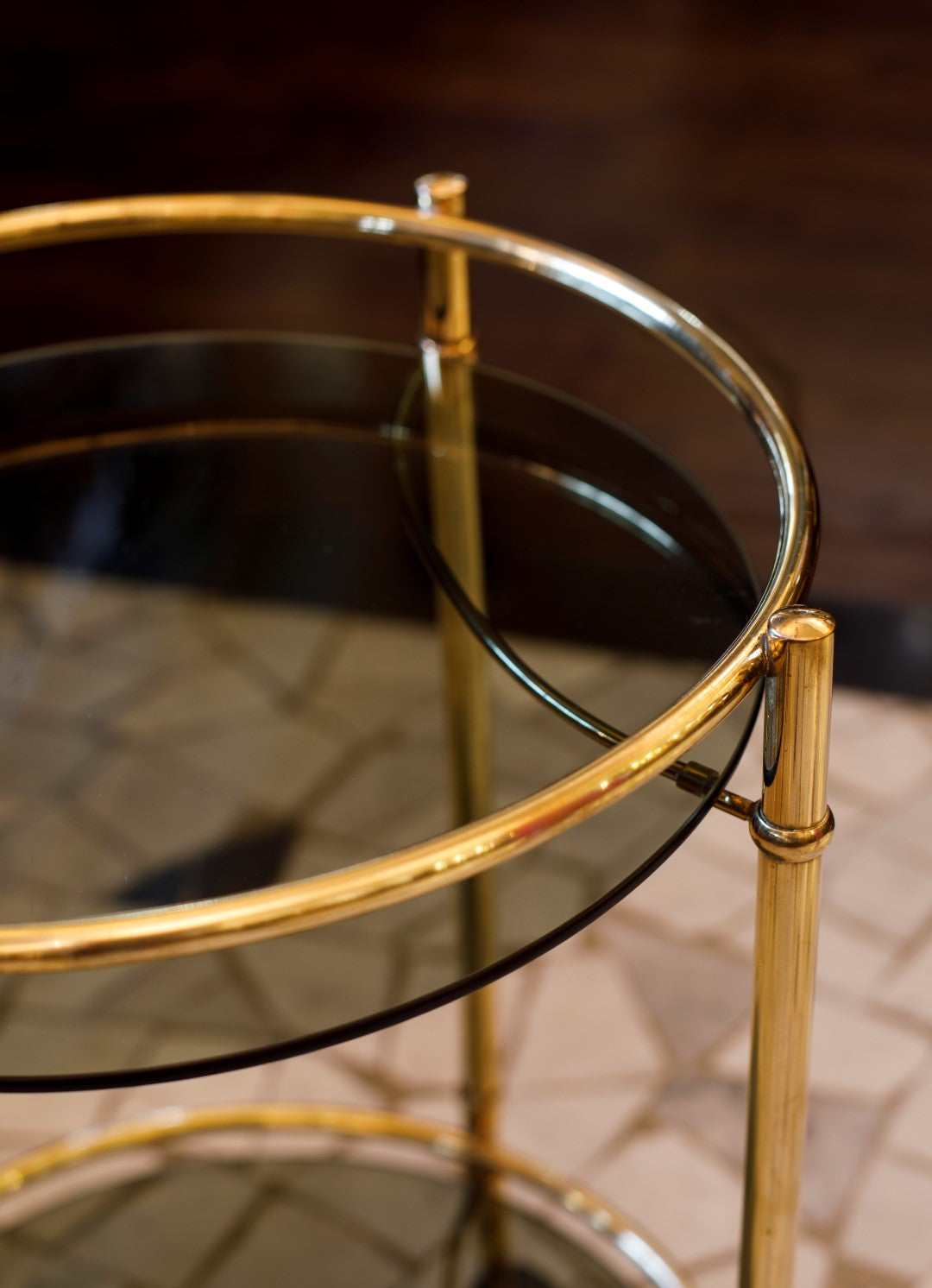 Carrello rotondo in ottone dorato liscio con vetri fumé - 1980 - Gold Brass Circular bar cart with fumé glass