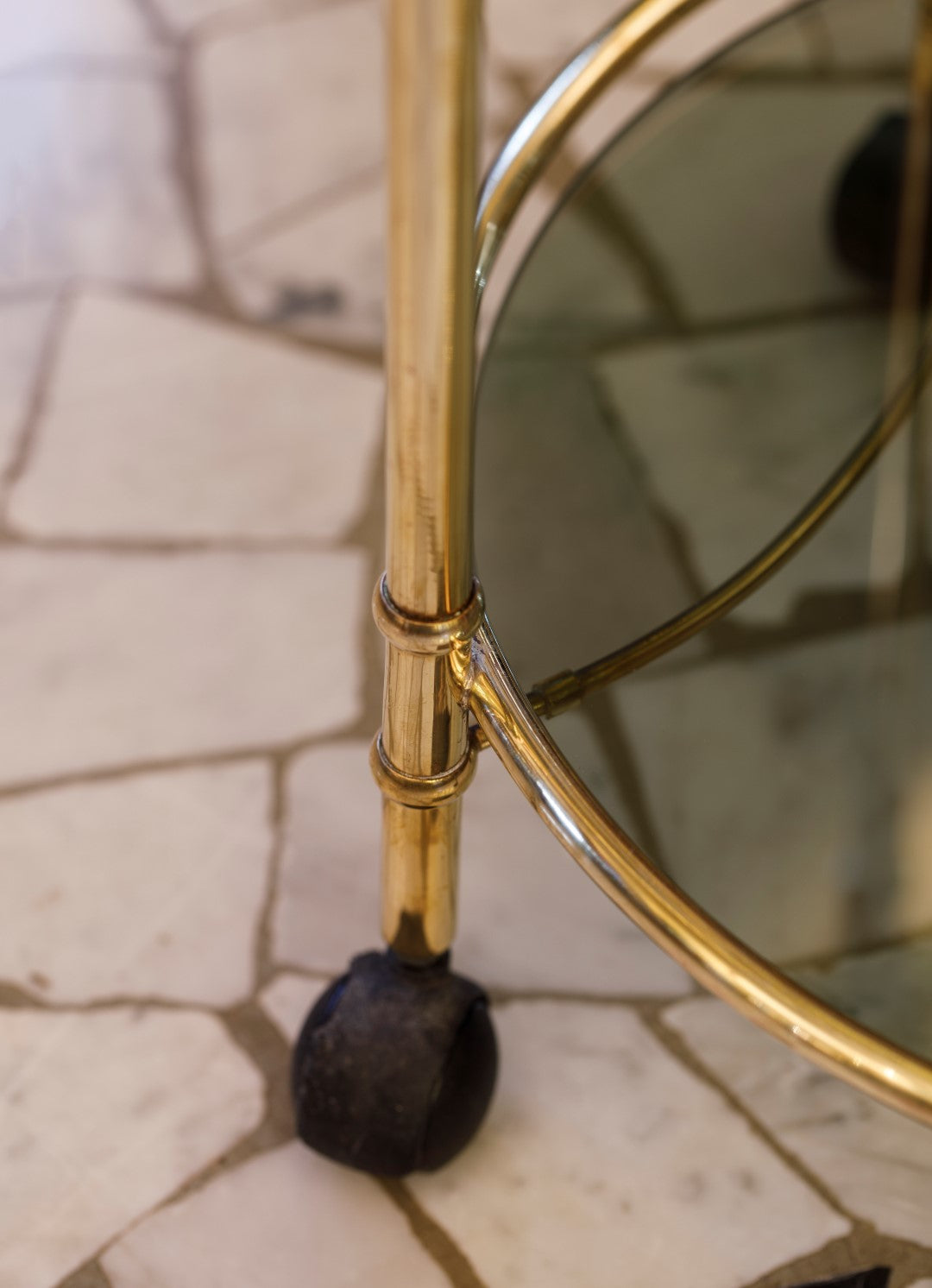 Carrello rotondo in ottone dorato liscio con vetri fumé - 1980 - Gold Brass Circular bar cart with fumé glass
