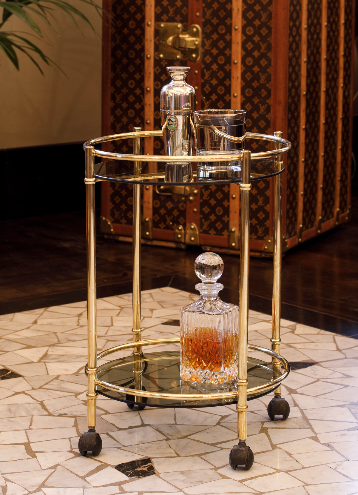 Carrello rotondo in ottone dorato liscio con vetri fumé - 1980 - Gold Brass Circular bar cart with fumé glass