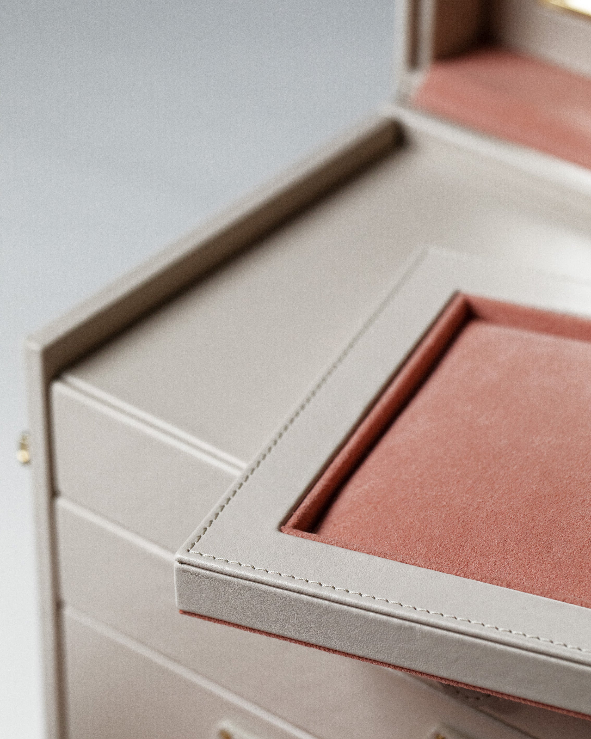 Jewelry Holder Bernardini Milano made of pink leather and alcantara - extractable tray detail 
