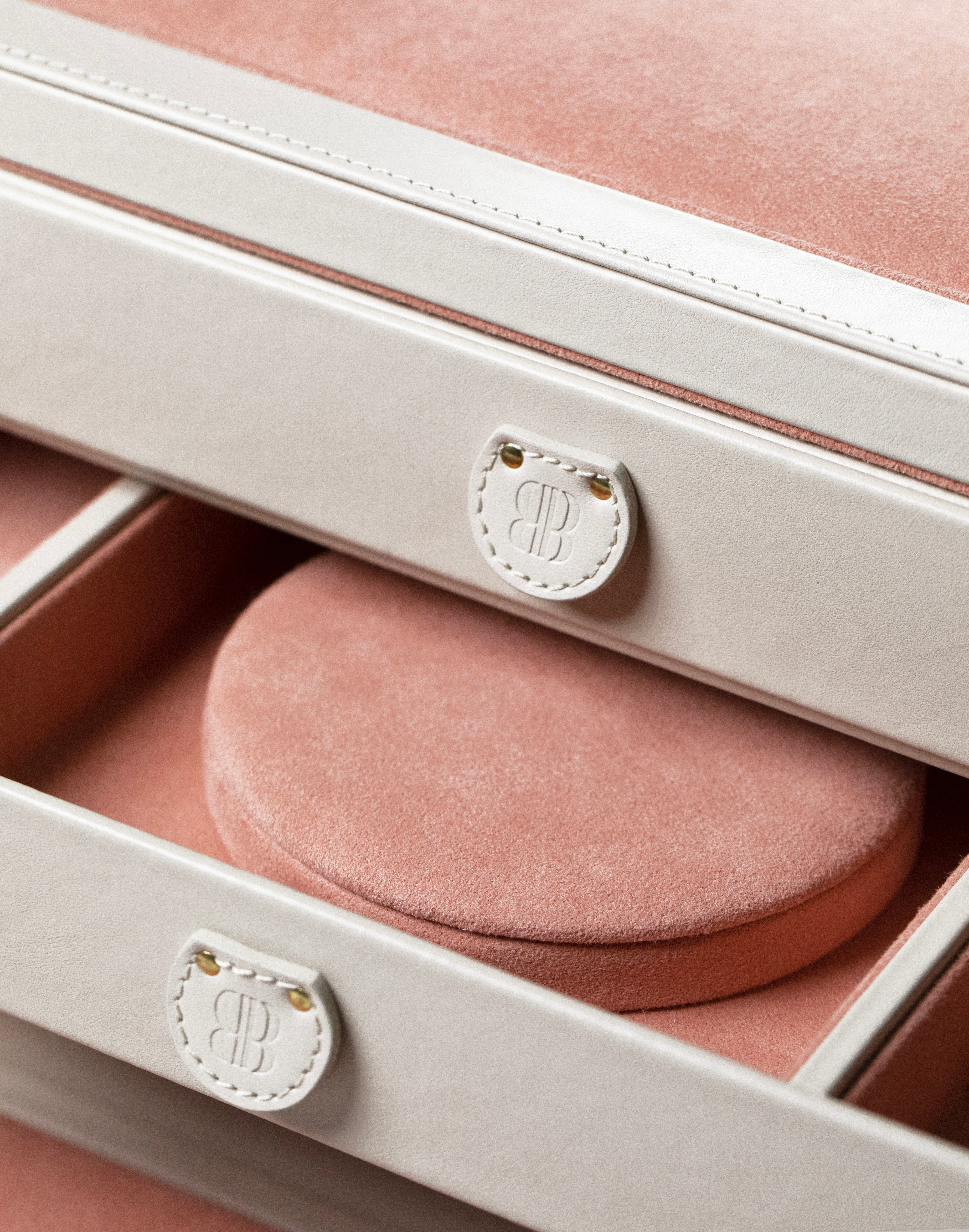 Jewelry Holder Bernardini Milano made of pink leather and alcantara - details
