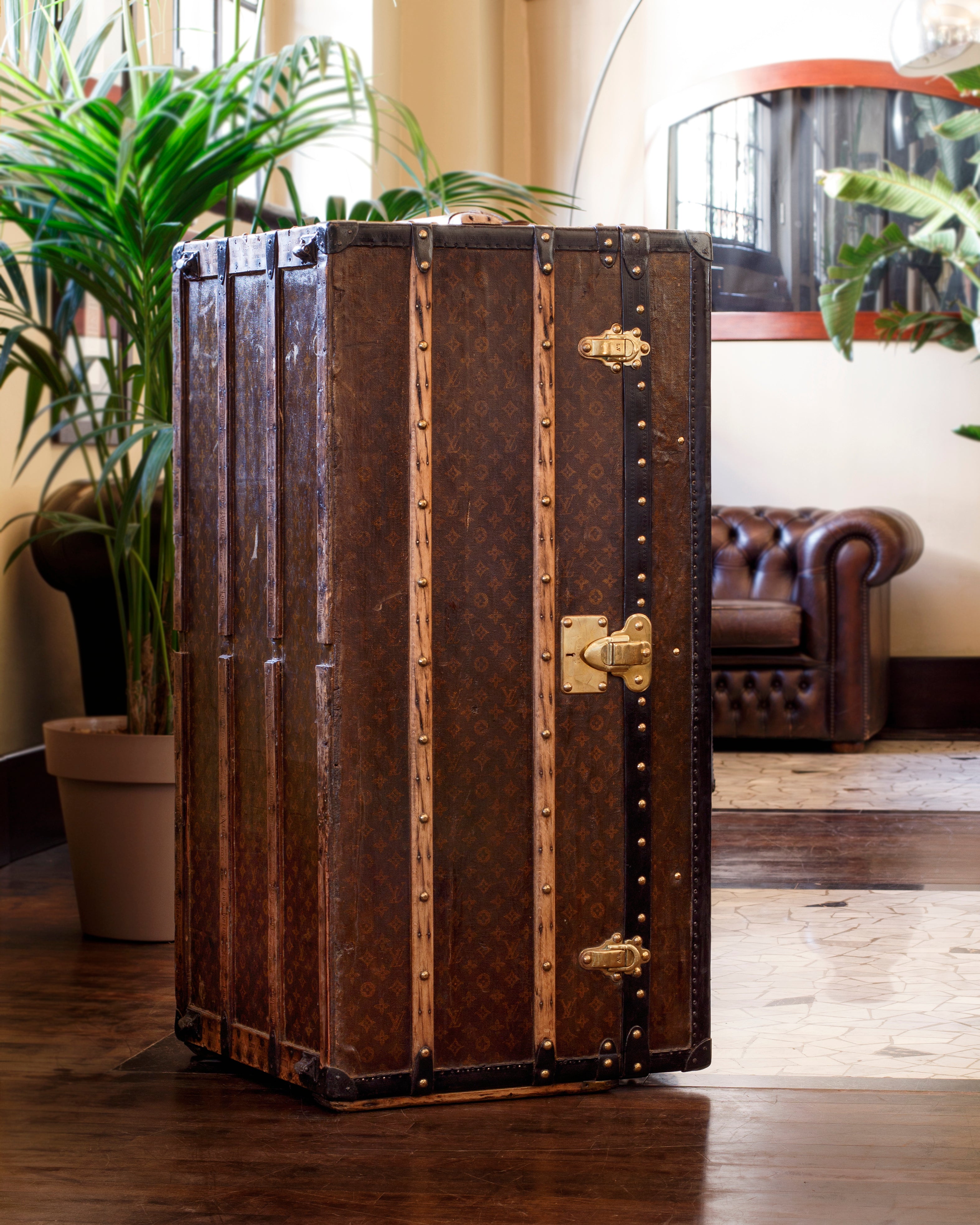 Louis Vuitton "hanger" Steamer Trunk - Commande Special