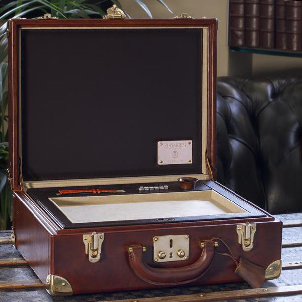 double layered watch holder fits two extractable trays with compartments for watches, a leather travel case, a closed compartment to keep your most secretive gentlemen’s accessories and a set of essential watch tools. 