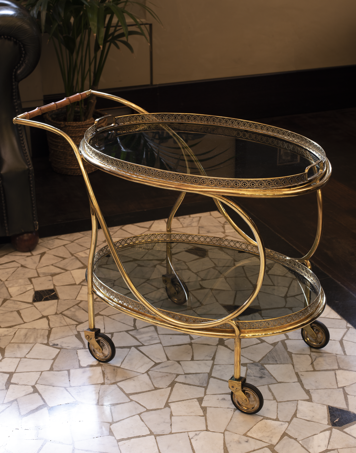 Carrello ovale in ottone dorato modello &quot;Galleria&quot;  - 1950 - Brass Circular “Gallery” bar cart